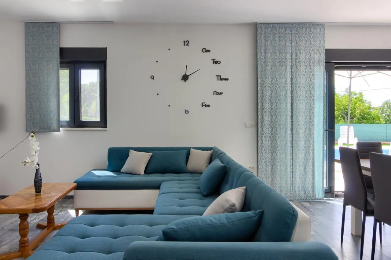 Beautiful Villa Serenity With Private Pool Gajana