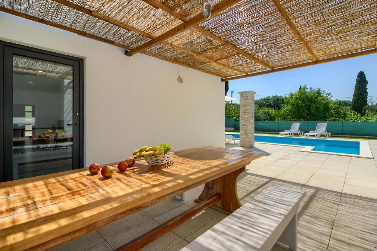 Beautiful Villa Serenity With Private Pool Gajana